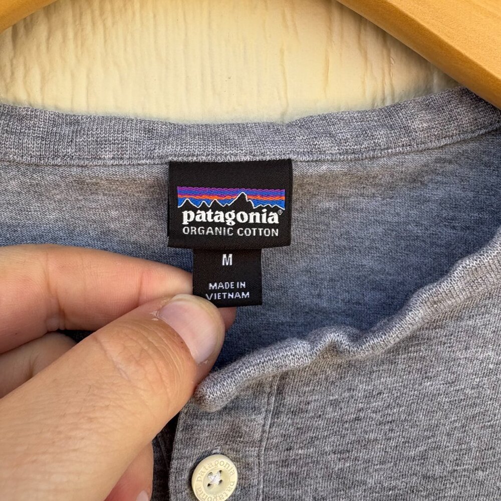 Patagonia Long-Sleeved Daily Henley Mens Medium Gray Outdoor Gorpcore Minimalist - Picture 2 of 9
